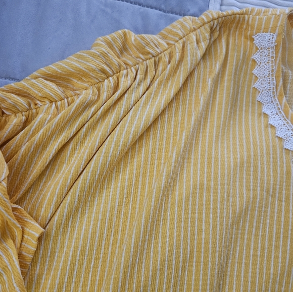 Yellow V-Neck Women's Top Size 4X - Picture 2 of 6